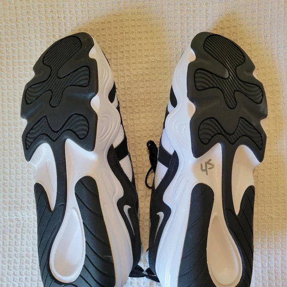 Nike Men's Black and White Athletic Shoes - Picture 5 of 8